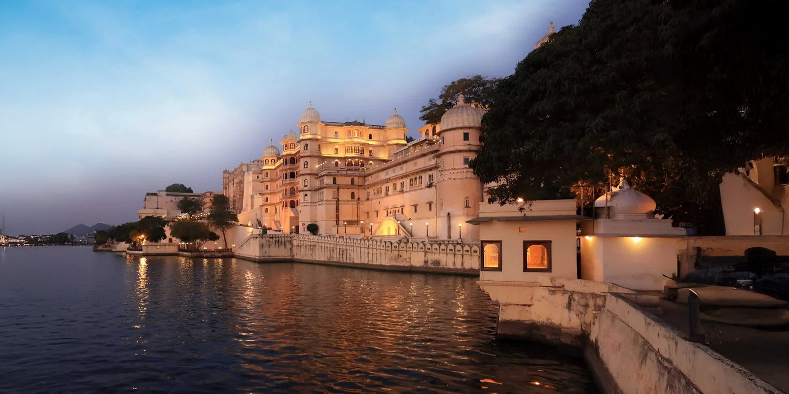 City-Palace-at-Lake-Pichola-Udaipur-Rajasthan-India
